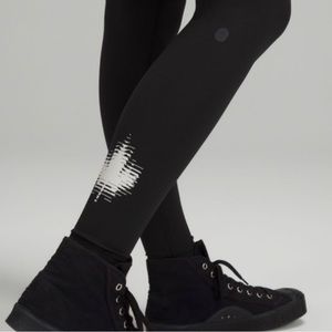 Lululemon TEAM CANADA WUNDER TRAIN HIGH-RISE TIGHT 28". Size 4.